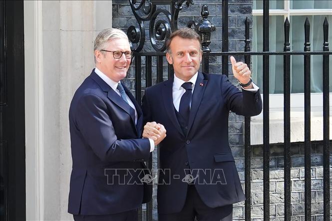 Thủ tướng Anh Keir Starmer (trái) và Tổng thống Pháp Emmanuel Macron tại cuộc gặp ở London, Anh, ngày 10/7/2025. Ảnh: THX/TTXVN