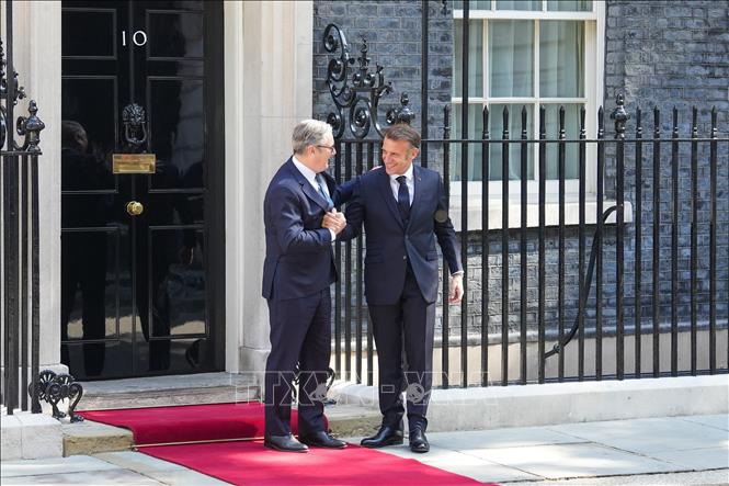 Thủ tướng Anh Keir Starmer (trái) và Tổng thống Pháp Emmanuel Macron tại cuộc gặp ở London, Anh, ngày 10/7/2025. Ảnh: THX/TTXVN