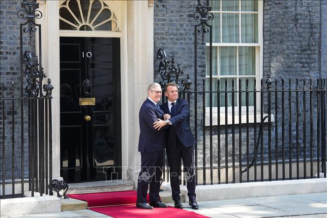 Thủ tướng Anh Keir Starmer (trái) và Tổng thống Pháp Emmanuel Macron tại cuộc gặp ở London, Anh, ngày 10/7/2025. Ảnh: THX/TTXVN