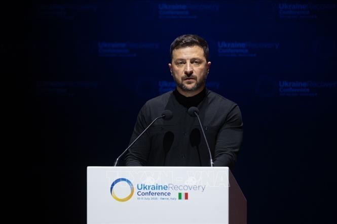 Tổng thống Ukraine Volodymyr Zelensky phát biểu tại Hội nghị quốc tế về tái thiết kinh tế Ukraine ở Rome, Italy ngày 10/7/2025. Ảnh: AA/TTXVN