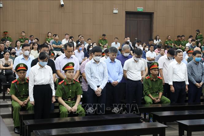 Các bị cáo nghe Tòa tuyên án. Ảnh: Quốc Lũy - TTXVN