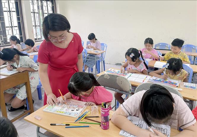 Trung tâm thanh thiếu nhi tỉnh Hưng Yên tổ chức nhiều lớp bồi dưỡng năng khiếu âm nhac, thể thao, hội họa…cho các học sinh dịp hè. Ảnh: Thế Duyệt – TTXVN