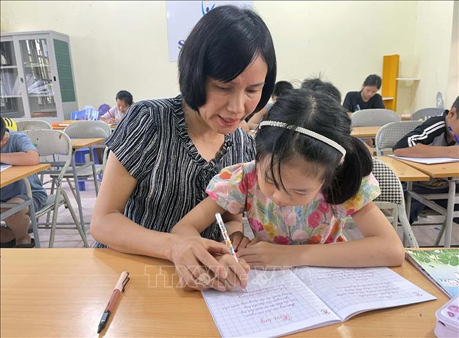 Trung tâm thanh thiếu nhi tỉnh Hưng Yên tổ chức nhiều lớp bồi dưỡng năng khiếu âm nhac, thể thao, hội họa…cho các học sinh dịp hè. Ảnh: Thế Duyệt – TTXVN