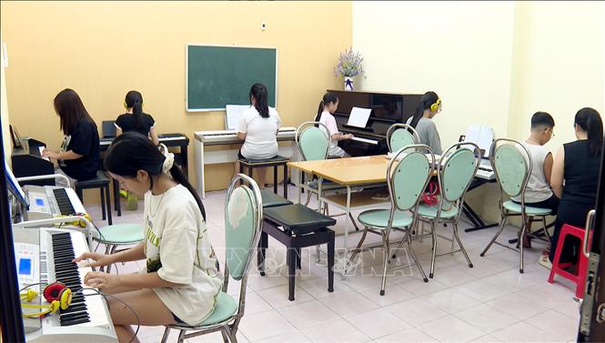 Trung tâm thanh thiếu nhi tỉnh Hưng Yên tổ chức nhiều lớp bồi dưỡng năng khiếu âm nhac, thể thao, hội họa…cho các học sinh dịp hè. Ảnh: Thế Duyệt – TTXVN
