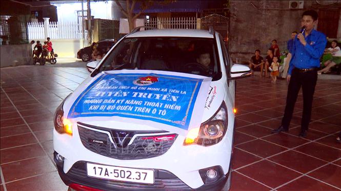 Đoàn Thanh niên xã Tiên La, tỉnh Hưng Yên tuyên truyền, hướng dẫn các học sinh kỹ năng thoát hiểm khi bị bỏ quên trên xe ô tô. Ảnh: Thế Duyệt – TTXVN 