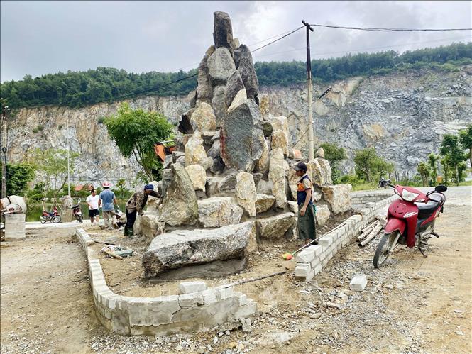 Công nhân vẫn tiến hành xây dựng tại khu vực mỏ đá dù đã bị đình chỉ. Ảnh: Hữu Quyết - TTXVN