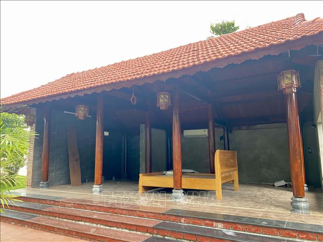 Một ngôi nhà gỗ được dựng lên tại khu vực mỏ đá. Ảnh: Hữu Quyết - TTXVN