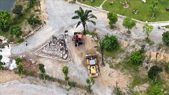 Công nhân tiến hành xây dựng tại khu vực mỏ đá dù đã bị đình chỉ. Ảnh: Hữu Quyết - TTXVN