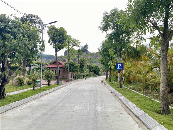 Đường nội bộ ở khu vực khuôn viên được rải bê tông. Ảnh: Hữu Quyết - TTXVN
