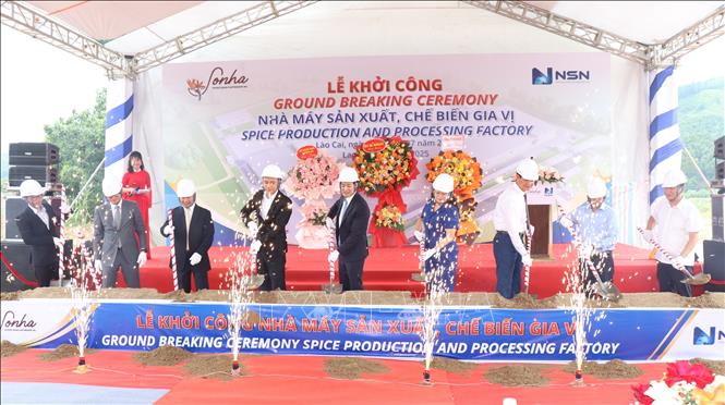 Các đại biểu thực hiện nghi thức khởi công nhà máy. Ảnh: TTXVN phát