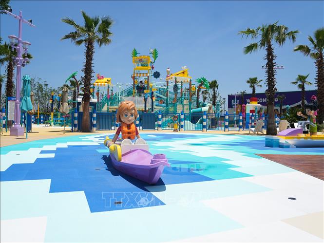 Sáng 5/7/2025, trong không khí rộn ràng sắc màu, khu nghỉ dưỡng LEGOLAND Thượng Hải của Trung Quốc đã chính thức mở cửa đón khách. Với tổng diện tích 318.000 m², LEGOLAND Thượng Hải là khu resort legoland thứ 11 trên thế giới, đồng thời là công viên lego lớn nhất tính đến nay. Ảnh: THX/TTXVN  