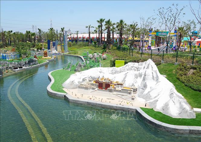 Sáng 5/7/2025, trong không khí rộn ràng sắc màu, khu nghỉ dưỡng LEGOLAND Thượng Hải của Trung Quốc đã chính thức mở cửa đón khách. Với tổng diện tích 318.000 m², LEGOLAND Thượng Hải là khu resort legoland thứ 11 trên thế giới, đồng thời là công viên lego lớn nhất tính đến nay. Ảnh: THX/TTXVN 