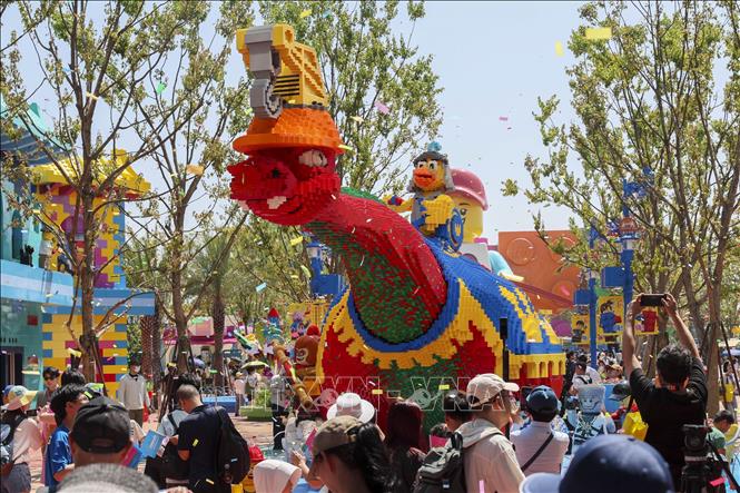 Sáng 5/7/2025, trong không khí rộn ràng sắc màu, khu nghỉ dưỡng LEGOLAND Thượng Hải của Trung Quốc đã chính thức mở cửa đón khách. Với tổng diện tích 318.000 m², LEGOLAND Thượng Hải là khu resort legoland thứ 11 trên thế giới, đồng thời là công viên lego lớn nhất tính đến nay. Ảnh: THX/TTXVN 