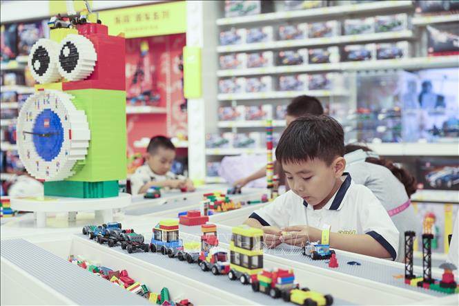 Sáng 5/7/2025, trong không khí rộn ràng sắc màu, khu nghỉ dưỡng LEGOLAND Thượng Hải của Trung Quốc đã chính thức mở cửa đón khách. Với tổng diện tích 318.000 m², LEGOLAND Thượng Hải là khu resort legoland thứ 11 trên thế giới, đồng thời là công viên lego lớn nhất tính đến nay. Ảnh: THX/TTXVN 