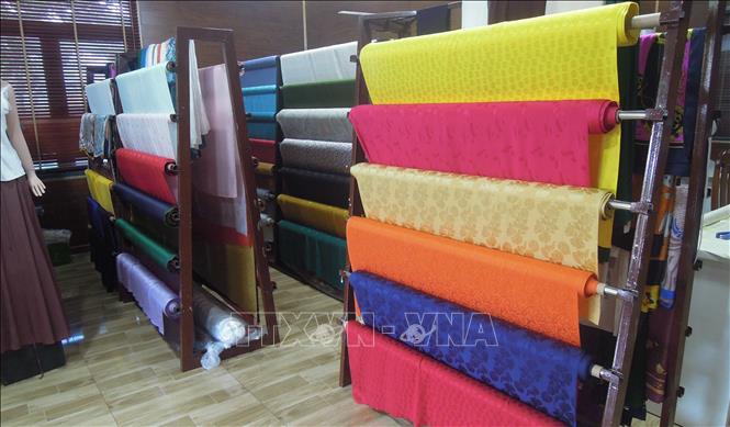 Công ty TNHH Xe tơ – Dệt lụa Hà Bảo (Phường B’Lao, tỉnh Lâm Đồng) vẫn giữ vững nghề dệt lụa dù phải gặp rất nhiều khó khăn. Ảnh: Kha Phạm - TTXVN