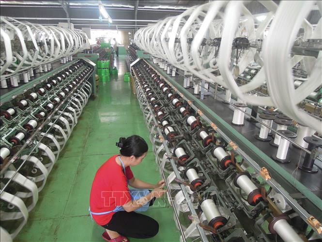 Công ty TNHH Xe tơ – Dệt lụa Hà Bảo (Phường B’Lao, tỉnh Lâm Đồng) vẫn giữ vững nghề dệt lụa dù phải gặp rất nhiều khó khăn. Ảnh: Kha Phạm - TTXVN