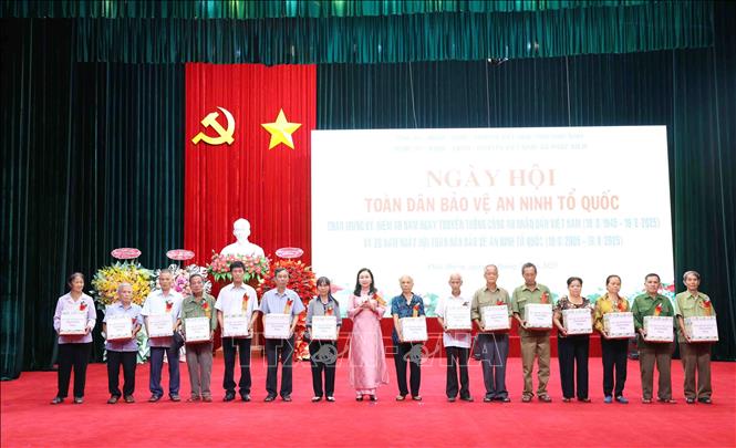 Phó Bí thư Thường trực Tỉnh uỷ Ninh Bình tặng quà các gia đình chính sách có hoàn cảnh khó khăn. Ảnh: Phạm Kiên - TTXVN