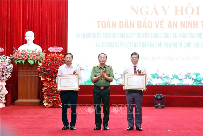 Thượng tướng Trần Quốc Tỏ, Thứ trưởng Bộ Công an trao Bằng khen của Bộ trưởng Bộ Công an cho tập thể và cá nhân có thành tích xuất sắc trong phong trào toàn dân bảo vệ An ninh Tổ quốc. Ảnh: Phạm Kiên - TTXVN