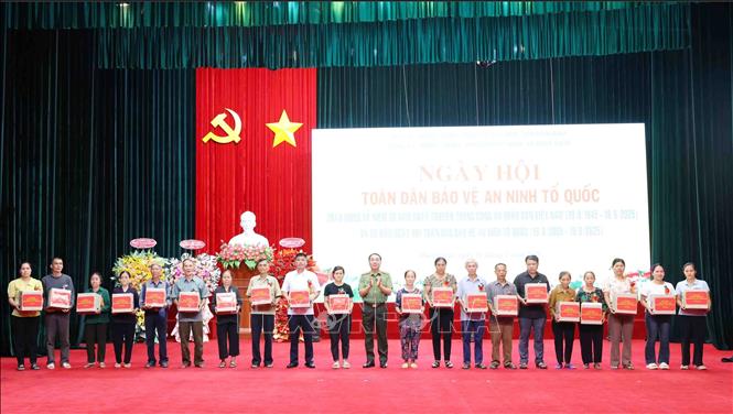 Thượng tướng Trần Quốc Tỏ, Thứ trưởng Bộ Công an tặng quà các gia đình chính sách có hoàn cảnh khó khăn. Ảnh: Phạm Kiên - TTXVN