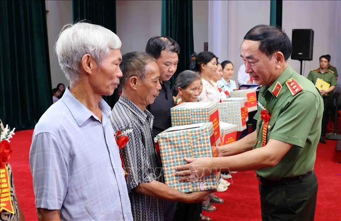 Thượng tướng Trần Quốc Tỏ, Thứ trưởng Bộ Công an tặng quà các gia đình chính sách có hoàn cảnh khó khăn. Ảnh: Phạm Kiên - TTXVN