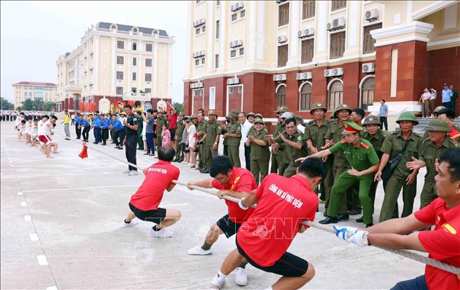 Hoạt động kéo co tại Ngày hội toàn dân bảo vệ An ninh Tổ quốc xã Phát Diệm, tỉnh Ninh Bình. Ảnh: Phạm Kiên - TTXVN