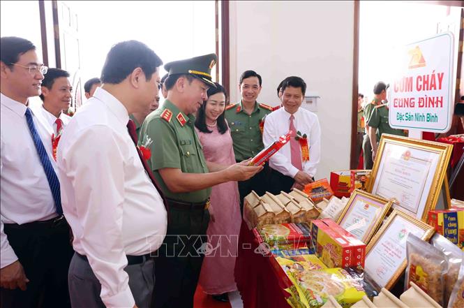 Thượng tướng Trần Quốc Tỏ, Thứ trưởng Bộ Công an và các đại biểu tham quan các gian hàng trưng bày sản phẩm truyền thống của xã Phát Diệm, tỉnh Ninh Bình. Ảnh: Phạm Kiên - TTXVN