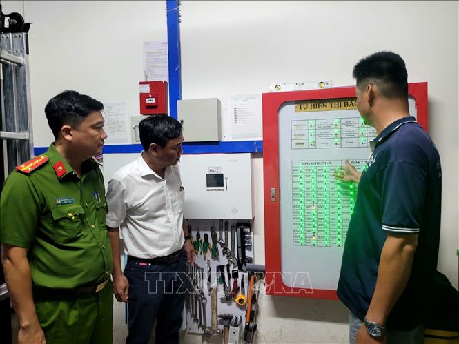 Chính quyền phường Phú Thuận kiểm tra công tác phòng cháy, chữa cháy tại chung cư Jamona City. Ảnh: Linh Sơn- TTXVN