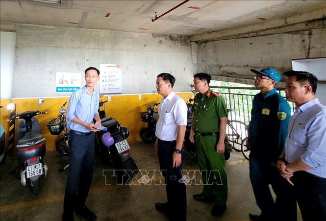 Kiểm tra an toàn cháy, nổ tại khu sạc pin xe điện tại chung cư Jamona City. Ảnh: Linh Sơn-TTXVN