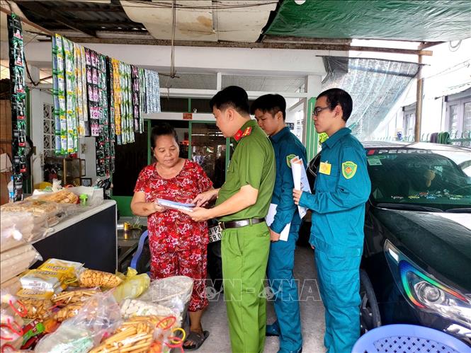 Công an tuyên truyền công tác đảm bảo an toàn phòng cháy, chữa cháy đến từng hộ dân. Ảnh: Linh Sơn-TTXVN