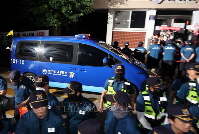 Cựu Tổng thống Hàn Quốc Yoon Suk Yeol đã bị giam giữ lần 2, ngay sau khi Tòa án Trung tâm Seoul ngày 10/7/2025 phát lệnh bắt giữ ông để điều tra các cáo buộc liên quan đến nỗ lực áp đặt thiết quân luật cuối năm 2024. Lệnh bắt giữ được thực thi theo yêu cầu của nhóm công tố viên đặc biệt với quan ngại rằng ông Yoon có thể tiêu hủy bằng chứng. Ảnh: Xe chở cựu Tổng thống Yoon Suk Yeol tới Trung tâm giam giữ Seoul, ngày 9/7. Yonhap/TTXVN