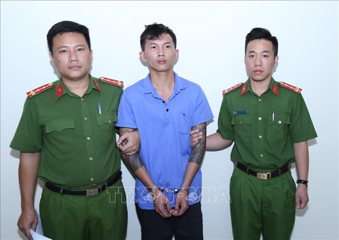 Đối tượng Hoàng Thành Công bị cơ quan điều tra bắt giữ sau 6 giờ gây án. Ảnh: TTXVN phát