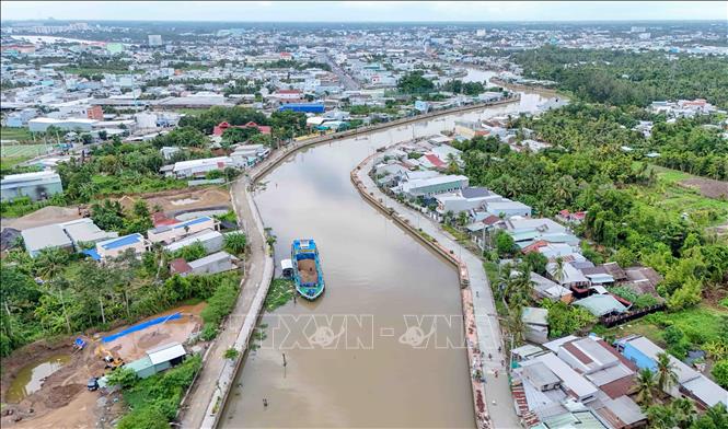 Dự án Kè Cái Sơn (bên phải) khởi công từ năm 2019 với tổng vốn đầu tư gần 315 tỷ đồng, dự kiến hoàn thành cuối năm 2025. Ảnh: Thanh Liêm - TTXVN