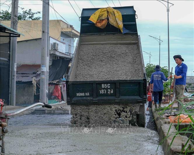 Thi công mặt đường thuộc gói thầu số 2 của Dự án kè Cái Sơn. Gói thầu này hiện đạt gần 90%. Ảnh: Thanh Liêm - TTXVN