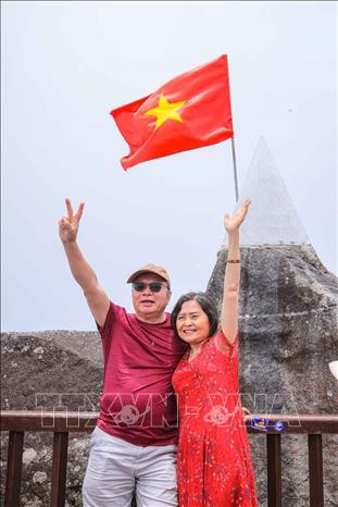 Hiện nay, du khách ở mọi độ tuổi đã có thể lên đến đỉnh Fansipan trong ngày. Ảnh: Hoàng Hiếu - TTXVN