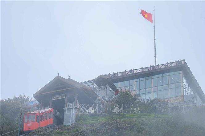 Với những người không đủ thể lực leo 600 bậc để lên đỉnh từ ga Fansipan, du khách có thể tiếp tục lên đỉnh từ ga Đỗ Quyên bằng tàu hoả leo núi tới ga Trúc Mây. Ảnh: Hoàng Hiếu - TTXVN