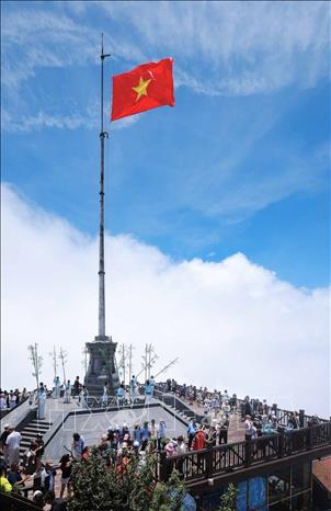 Du khách tập trung xem biểu diễn văn nghệ sau lễ thượng cờ tại khu vực cột cờ Fansipan. Ảnh: Hoàng Hiếu - TTXVN