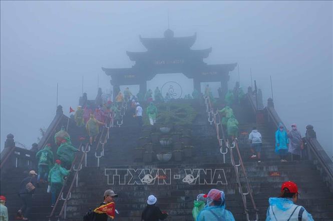 Hiện nay, du khách có thể lên đỉnh Fansipan ở mọi điều kiện thời tiết mỗi khi đến Lào Cai. Ảnh: Hoàng Hiếu - TTXVN