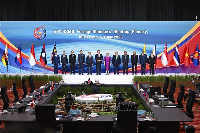 Các đại biểu chụp ảnh chung tại Hội nghị Bộ trưởng Ngoại giao ASEAN lần thứ 58 (AMM-58) ở Kuala Lumpur, Malaysia. Ảnh: THX/TTXVN
