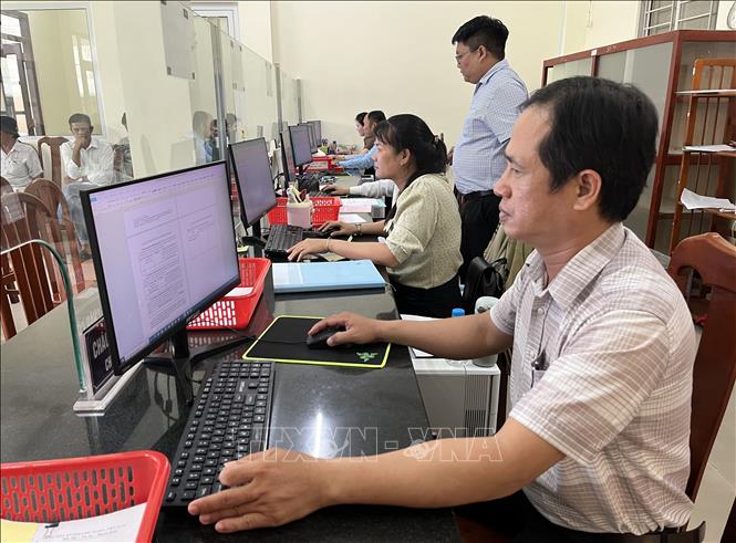 Ông Châu Công Ngà - Trung tâm Phục vụ hành chính công xã Thuận Mỹ là 1 trong 2 cán bộ được biểu dương do được người dân khen ngợi sau một tuần vận hành bộ máy mới. Ảnh: Đức Hạnh - TTXVN