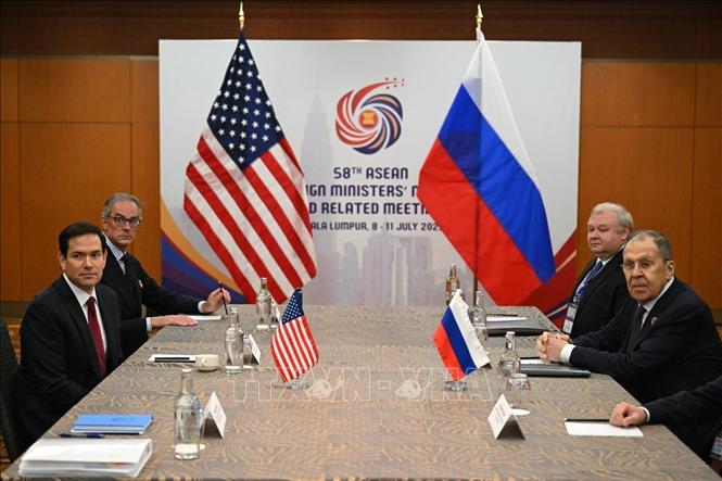 Ngoại trưởng Nga Sergey Lavrov (phải) và người đồng cấp Mỹ Marco Rubio (trái) đã có cuộc hội đàm bên lề Diễn đàn Khu vực ASEAN ngày 10/7, trong bối cảnh giao tranh tại Ukraine leo thang và Mỹ bắt đầu nối lại viện trợ vũ khí cho Kiev. Hai nhà lãnh đạo đã đề cập đến một “ý tưởng mới” do phía Nga đưa ra liên quan đến xung đột tại Ukraine. Moskva tái khẳng định sẵn sàng tìm kiếm giải pháp hòa bình, đồng thời bày tỏ mong muốn khôi phục hợp tác kinh tế - nhân đạo và nối lại giao thông hàng không trực tiếp giữa hai nước. Ảnh:  aljazeera.com/TTXVN