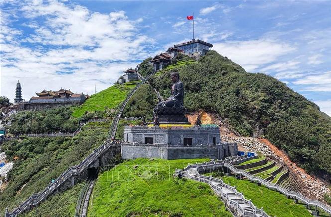 Những tuyến cầu thang bộ liên hoàn, trải dài giúp du khách di chuyển dễ dàng khi muốn lên đỉnh Fansipan. Ảnh: Hoàng Hiếu - TTXVN