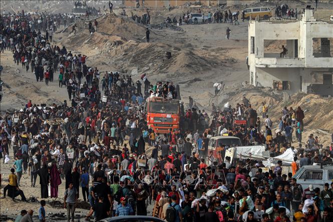 Người dân Palestine nhận hàng cứu trợ tại phía Bắc Dải Gaza, ngày 22/6/2025. Ảnh: THX/TTXVN