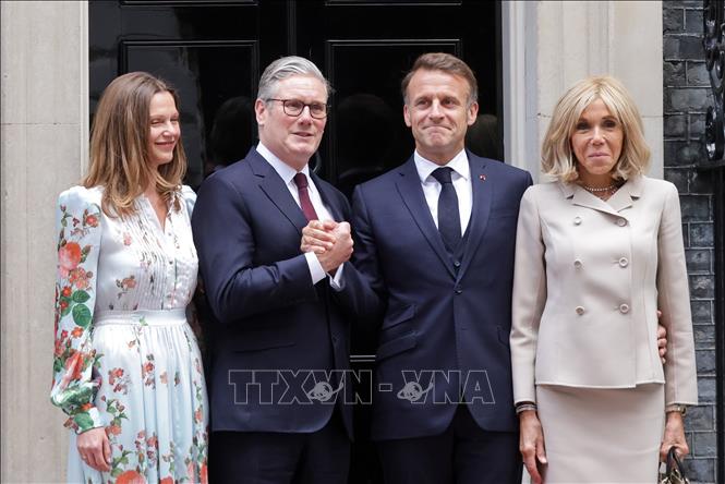Phát biểu tại cuộc họp báo chung với Tổng thống Pháp Emmanuel Macron (thứ 2, phải) đang ở thăm cấp nhà nước tới Vương quốc Anh ngày 10/7/2025, Thủ tướng Anh Keir Starmer (thứ 2, trái) cho biết London và Paris đã ký Tuyên bố Northwood, lần đầu tiên xác nhận việc phối hợp khả năng răn đe hạt nhân độc lập của hai nước. Hai nhà lãnh đạo cũng đã đạt được thỏa thuận về một chương trình thí điểm “mang tính đột phá” nhằm hồi hương những người di cư vượt Eo biển Manche đến Anh bằng thuyền nhỏ. Ảnh: THX/TTXVN 