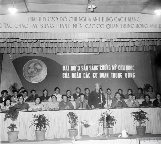 Chủ tịch Hồ Chí Minh tới dự và phát biểu tại Đại hội 