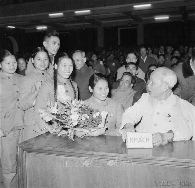 Chủ tịch Hồ Chí Minh nói chuyện thân mật với các đại biểu dự Đại hội thi đua Thanh niên xung phong chống Mỹ cứu nước toàn miền Bắc (1/1967). Ảnh: TTXVN