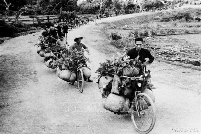 Trong cuộc kháng chiến chống thực dân Pháp, gần 5.000 cán bộ, đội viên Thanh niên xung phong đã hoạt động ngày đêm, sát cánh cùng các đơn vị lực lượng vũ trang, giao thông vận tải, dân công, đồng bào các dân tộc Việt Bắc và Tây Bắc hoàn thành xuất sắc các nhiệm vụ quan trọng. Trong ảnh: 21.000 xe đạp thồ, 261.500 dân công cùng các loại ô tô, tàu, thuyền, lừa, ngựa…ngày đêm vận chuyển lương thực, vũ khí, đạn dược lên mặt trận Điện Biên Phủ (1954). Ảnh: Tư liệu TTXVN
