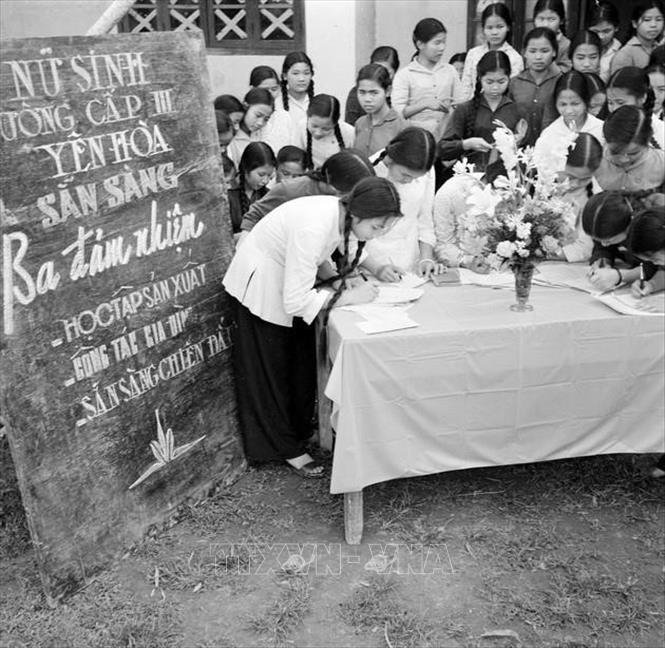Học sinh trường cấp III Yên Hòa, Hà Nội đăng ký phong trào “Ba đảm nhiệm”, sau này là phong trào phụ nữ “Ba đảm đang”. Ảnh: Thanh Tụng – TTXVN
