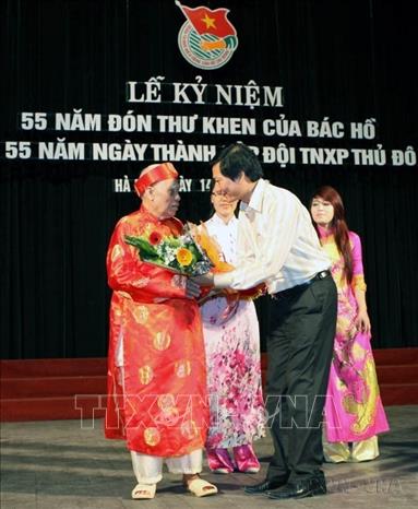 Ban tổ chức chúc mừng cụ Đặng Trần Chưng, cựu TNXP Thủ đô tròn 90 tuổi tại Lễ kỷ niệm 55 năm Ngày thành lập Đội Thanh niên xung phong Thủ đô (21/3/1955-21-3/2010) và 55 năm Ngày đón nhận thư khen của Bác Hồ (16/5/1955-16/5/2010). Ảnh: Đình Trân - TTXVN