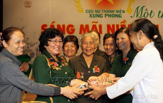 Các thế hệ nữ TNXP tham dự buổi họp mặt nữ cựu thanh niên xung phong, với chủ đề “ Một thời sáng mãi niềm tin” (31/7/2012). Ảnh: Thanh Vũ-TTXVN
			