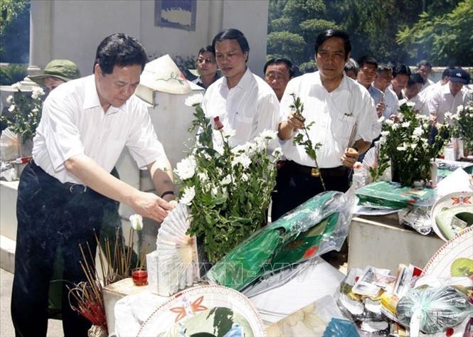 Thủ tướng Nguyễn Tấn Dũng và Đoàn công tác Chính phủ thắp hương tưởng niệm các nữ Thanh niên xung phong tại Khu di tích Ngã Ba Đồng Lộc, Hà tĩnh (2010). Ảnh: Đức Tám - TTXVN